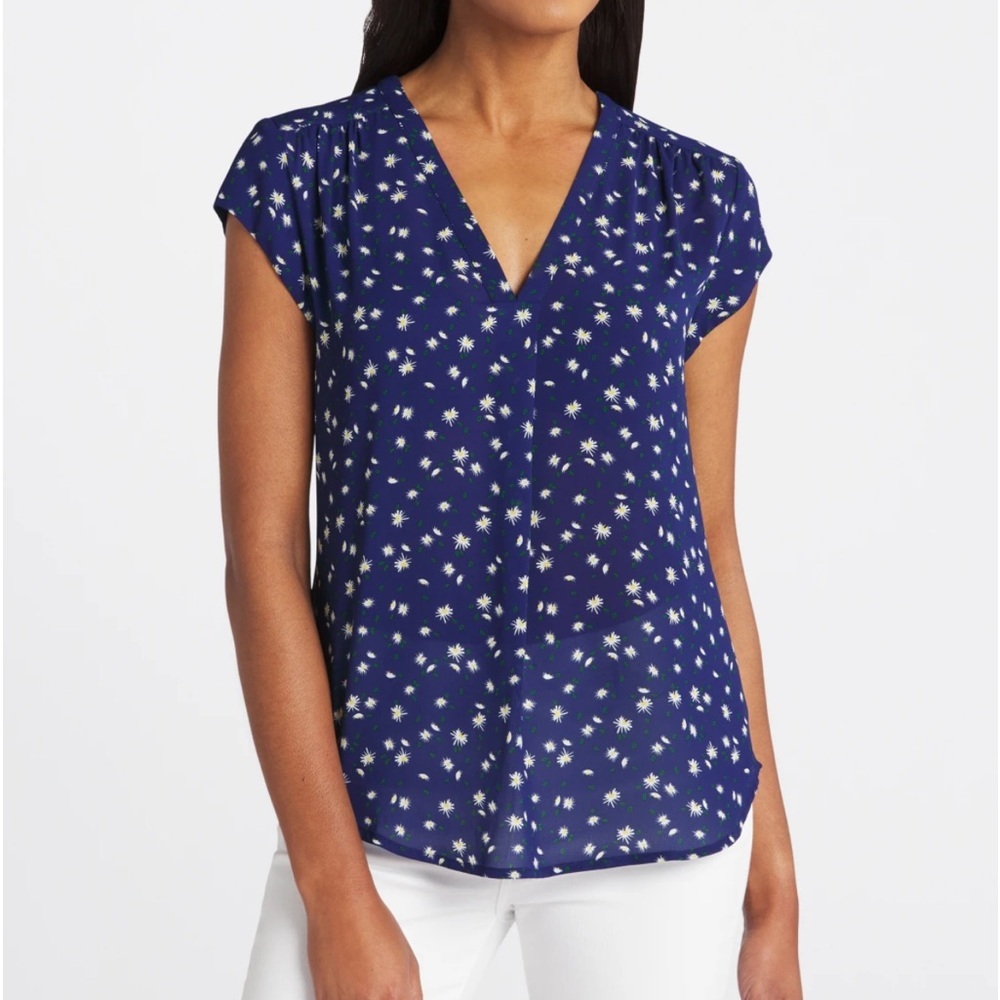 MONDAY FUN
Lillian‎ V Neck Blouse